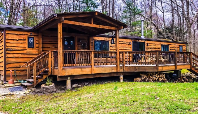 LAKEFRONT Cabin on a 22+ acres wooded lot. Close to BLUE MOUNTAIN Ski Resort!