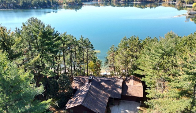 Lakefront Cabin/Peaceful and quiet/Sandy Beach/Fishing /snowmobile trails!