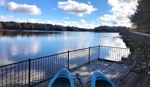 LAKEFRONT CABIN POCONO - HUGE 3-tier deck, fireplace, kayaks, fire pit, sleep 8
