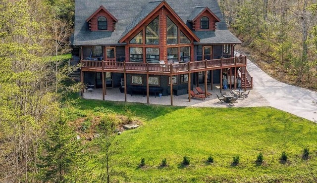Lakefront Cabin Resort: 5400sqft 6BR, 5ba, 20+ Arcades, 6+kayaks + A Ton More!
