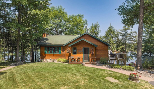 Lakefront Cabin Resort – 11 Bedrooms, 4 Cabins, Sleeps 25 – Lake Tomahawk, WI