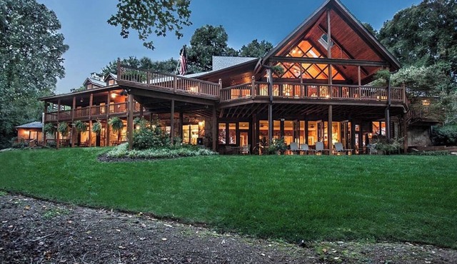 Lakefront Cabin Retreat. Private Setting. Sleeps 20. Boat Rental