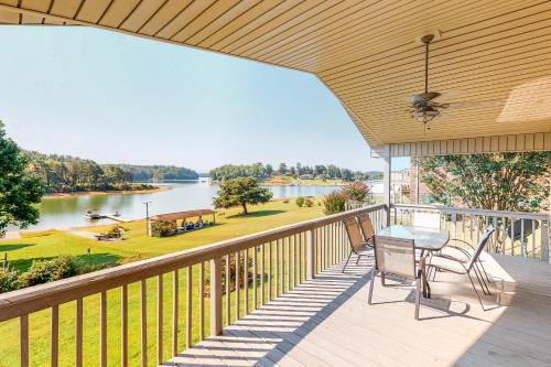 Lakefront Cabin Sleeps 6 Deck Hot Tub Pool Table