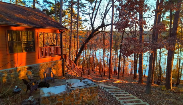 Lakefront Cabin with swimming, fishing and boating feet away from privat deck