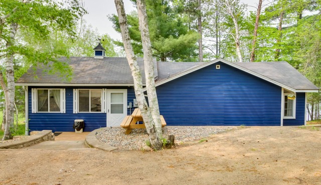 Lakefront Cabin w/Deck, Games, & Views!