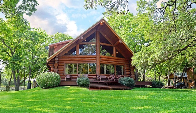 Lakefront Cabin w/Loft Sleeps 12 Amenities