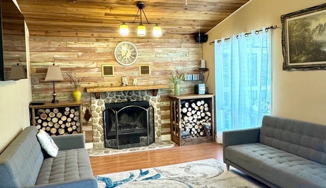 Lakefront Cabin w/Private Beach, Deck, Veranda & Full Kitchen – Pet Friendly