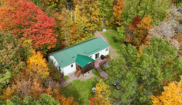 Lakefront Cabin w Screened Deck! Pontoon Rental! 2 Kayaks/Fishing Row Boat!