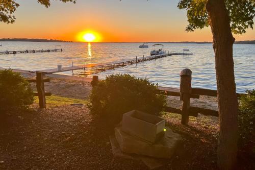 Lakefront Cabin w/Shared Beach in Cecil!
