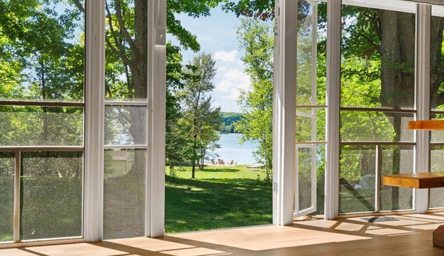 [Lakefront Cabin] w/sandy private beach, docks, kayaks, sunsets