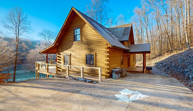 Lakefront cabin w/fire pit, dock, grill, fireplace, Wi-Fi