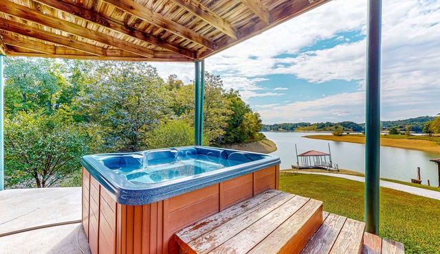 Lakefront Cabin W Views, Boat Ramp, Dock, Hot Tub