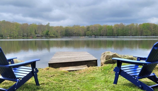 Lakefront Cabin with 2 Kayaks, Fireplace, Firepit, All season water views, Beach