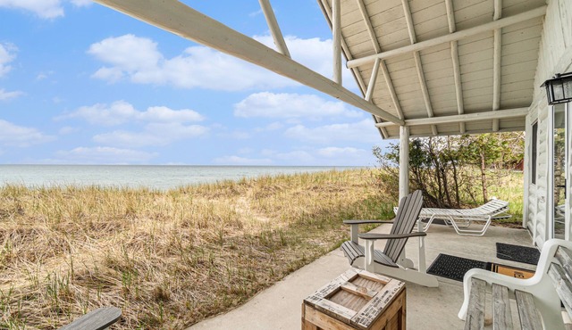Lakefront cabin with 100 ft of Lake Michigan beach, full kitchen, loft, & deck
