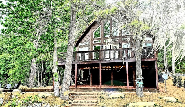 Lakefront cabin with perfect sunsets, great fishing, and tons of space to relax!