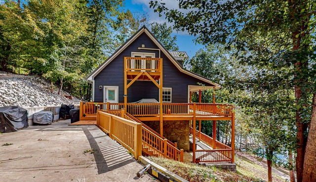Lakefront cabin with two-level dock, sun deck and internet