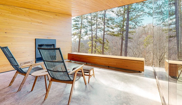 Lakefront cabin with water access, washer/dryer, central AC & fireplace