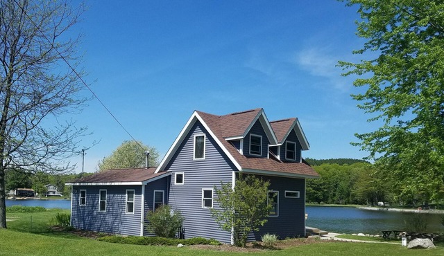 Lakefront Cadillac Cottage on Private Lake - 2BA, Sleep 6-8