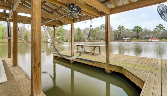 Lakefront Camp Creek Retreat w/Dock