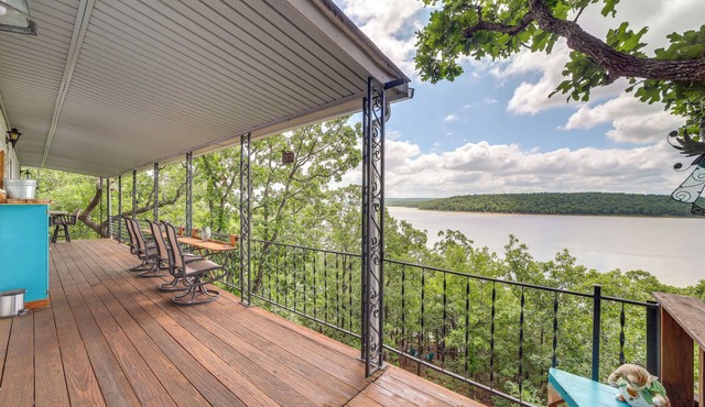Lakefront Canadian Gem: Hot Tub, Decks & Grills