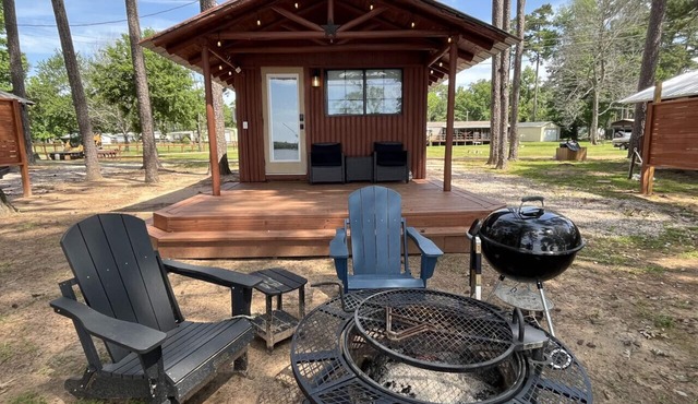 Lakefront Cedar Cabin on Toledo Bend w/pier, boat ramp, firepit, grill,Pets OK