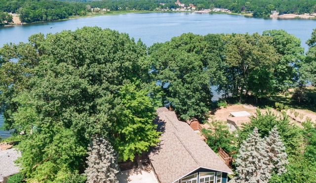 Lakefront Cedar Lodge Sandy Beach + Wheelchair Friendly + 47 Wooded Acres!