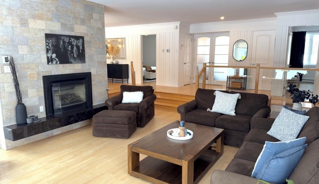 LAKEFRONT CHALET/FAMILY HOME- beautiful water views, hot tub, outdoor activities