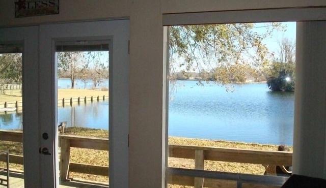 LAKEFRONT CHALET, FLOATING DECK, LARGE YARD, GRILL, CHIMINEA, ALL NEW APPLIANCES