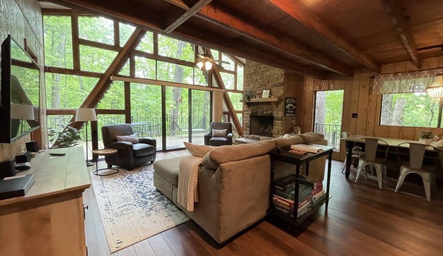 Lakefront Chalet; Hot Tub, Dock, Firepit, Boat, Kayaks, Beach, POOL, and WIFI!