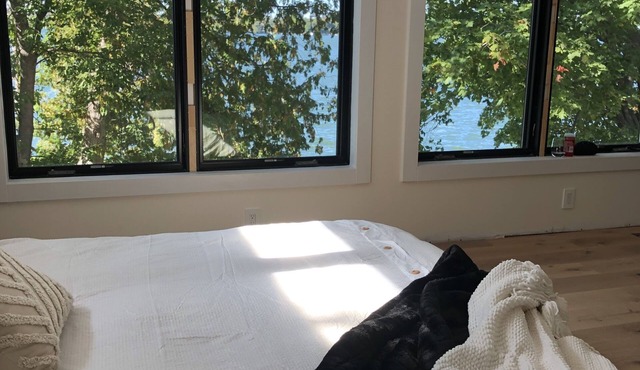 Lakefront Chalet with private hot tub