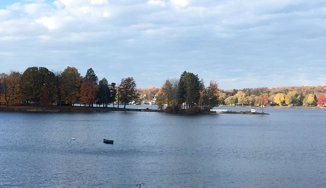 Lakefront chalet with beautiful views on Fairhaven Bay