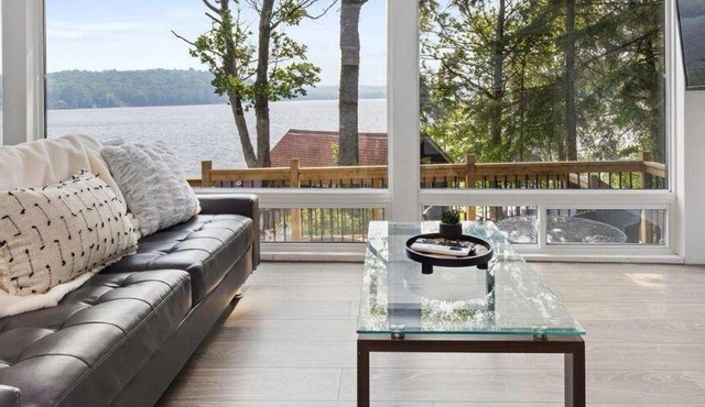 Lakefront Charm - 3 Bedroom Cottage with panoramic Bay Window Views.