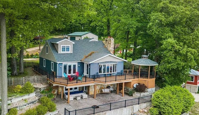 Lakefront Charming House at Six Lakes with AC and Heat/4 Guest