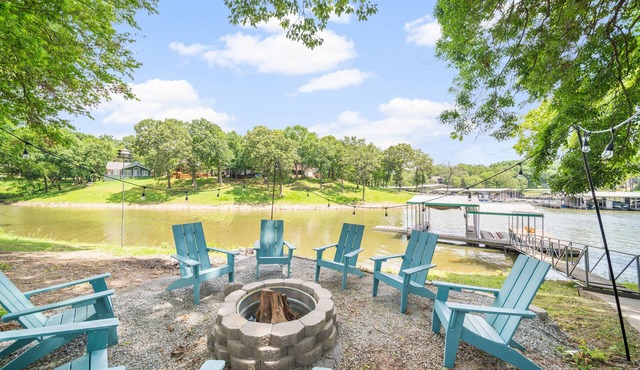 LAKEFRONT! Chigger Cove Cottage on Monkey Island! PRIVATE 2 SLIPS BOAT DOCK!