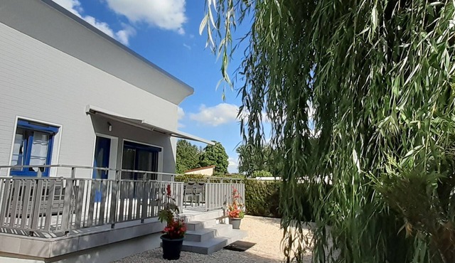 Lakefront cottage with terrace, perfect for families