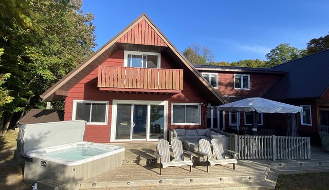 Lakefront, colourful sunsets, hot tub, arcade. Year round fun and relaxation.