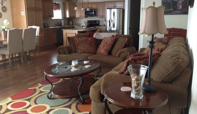 LAKEFRONT CONDO#111 3BR/2BA-private beach, indoor pool-until 4/1 rent 2-3rd free