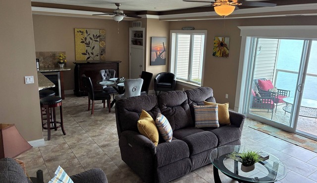 Lakefront Condo 2br/2ba #208 Indoor pool, private beach/balcony. 1 mile to strip