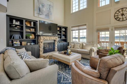 Lakefront Condo 3 Mi to Historic Guntersville!