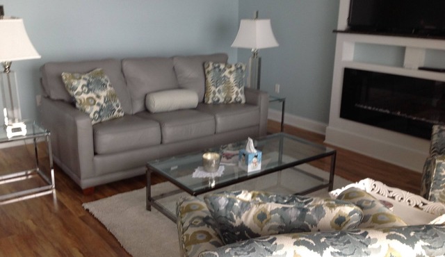 LAKEFRONT CONDO #309 2BR/2BA-sleeps 4 with private balcony/beach and wine tours!