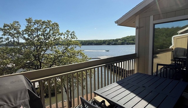 Lakefront Condo Balcony & Pool Near Margaritaville, Redheads Grill, Shorty Pants