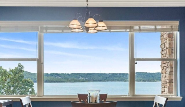 Lakefront condo! Close to Big Cedar, Thunder Ridge, SDC, and Branson. Pool!