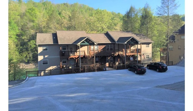 LAKEFRONT CONDO / DECK VIEWS / COVERED SLIP