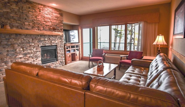 Lakefront Condo: Pool, Hot Tub, Sauna, Fireplaces, Deck