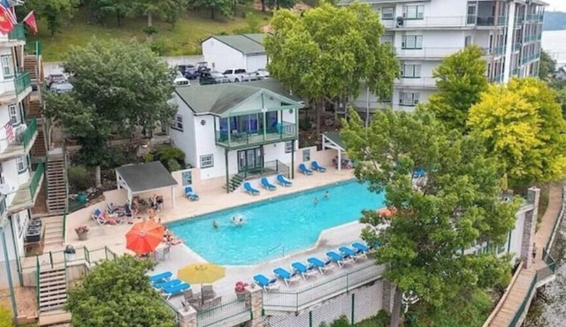 Lakefront Condo - Stunning Views