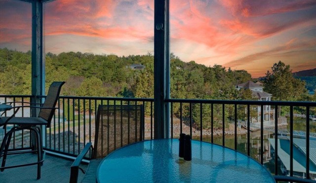 Lakefront Condo w/3 Pools, Boat Slip & Patio Views at 13mm of the BIg Niangua