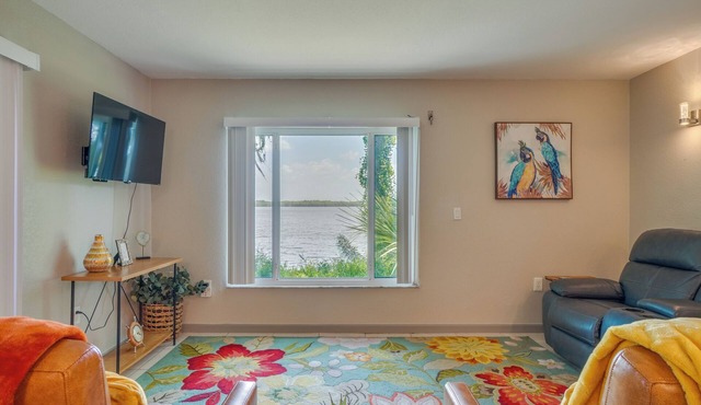 Lakefront Condo w/Pool & Views: 7 Mi to Orlando!