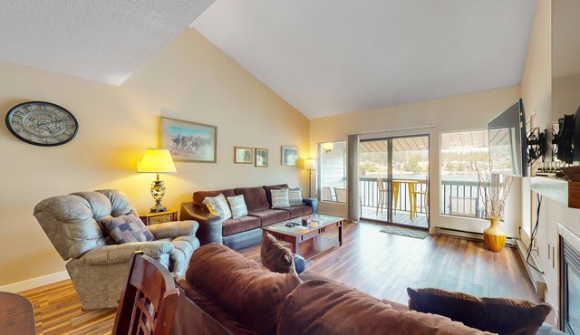 Lakefront condo with balcony, stunning views, fast WiFi & W/D