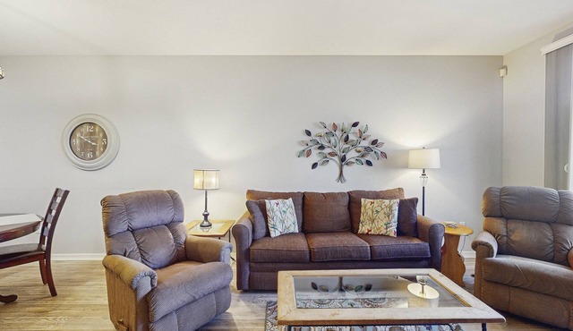 Lakefront condo with private washer/dryer, central AC & heated pool