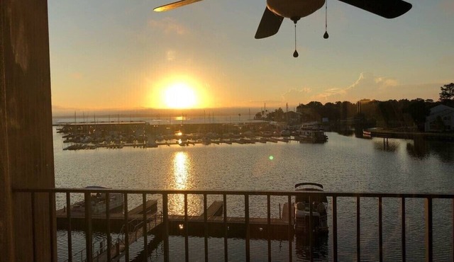 Lakefront Condo with Kayaks, pools, tennis, gym